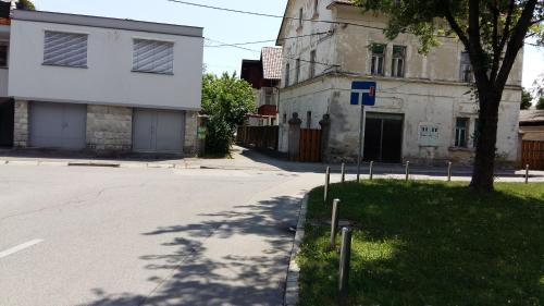 una calle vacía delante de un edificio en Sunflower Accommodation, en Liubliana