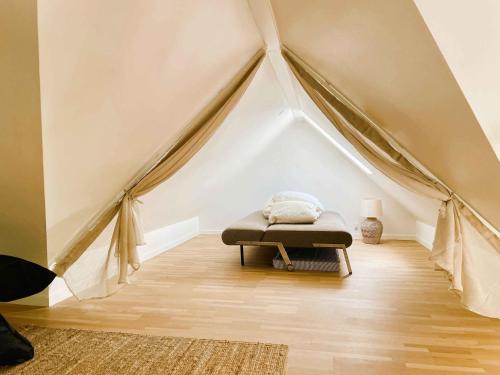 Un dormitorio con una cama en una tienda de campaña. en Unique Holiday Home Near Houhals, en Hals