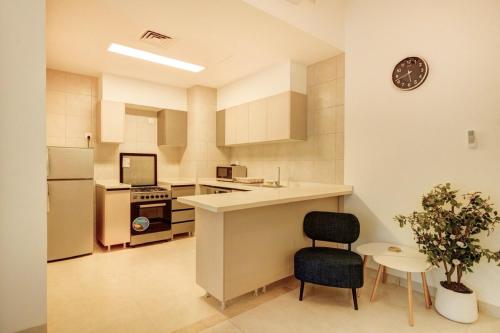 Η κουζίνα ή μικρή κουζίνα στο Al-Raha Luxury apartment