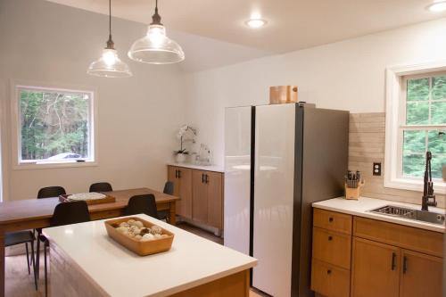 Η κουζίνα ή μικρή κουζίνα στο Lincolnville 2BR - Beach Vibes & Backyard BBQ