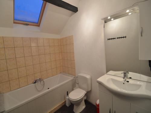 Un baño de Sourbrodt Stay with Pool