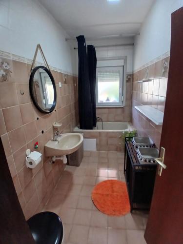 a bathroom with a sink and a bath tub and a sink at DosPalmeras in Vir