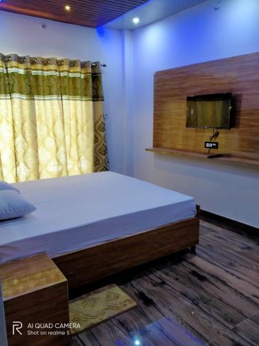 Postel nebo postele na pokoji v ubytování Hotel Ravya Inn