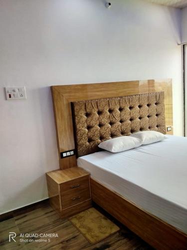 Postel nebo postele na pokoji v ubytování Hotel Ravya Inn