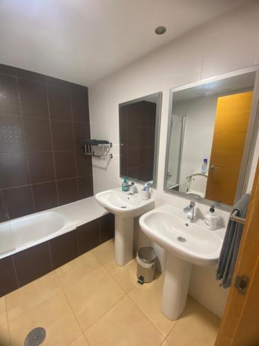 une salle de bain avec deux lavabos et une baignoire dans l'établissement Superb 2 Bed Apartment on Mar Menor Golf Resort with Free WIFI, à Los Martínez