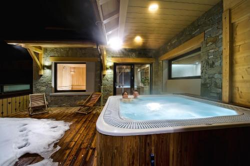 Fotografie z fotogalerie ubytování Hôtel-Chalet Les Ecureuils Restaurant, Piscine, Jardin Garage v destinaci Le Grand-Bornand