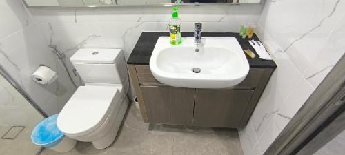 クアラルンプールにあるAgile Sunflower Apartment KLの白い洗面台とトイレのあるバスルーム