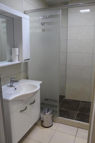 a bathroom with a sink and a shower at ETÜ Konukevi 