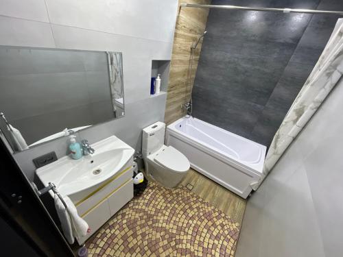 Ένα μπάνιο στο One Global Family Guest Room Samarkand