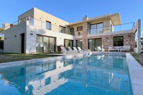 Uccelli Modern 5 étoiles villa with heated pool for 12 people