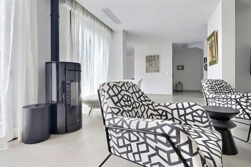 Uccelli Modern 5 étoiles villa with heated pool for 12 people