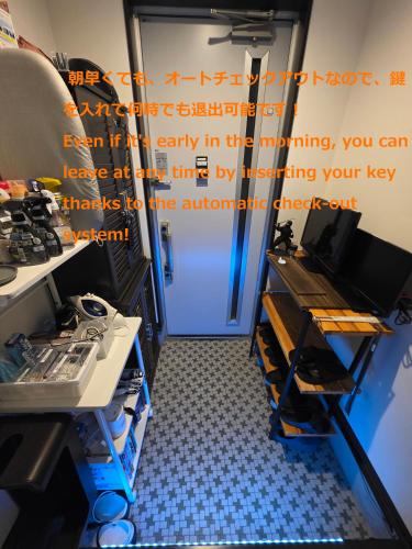 a room with a kitchen with a stove and shelves at NINN Guest House ニン ITM Airport 大阪空港 伊丹空港 in Ikeda