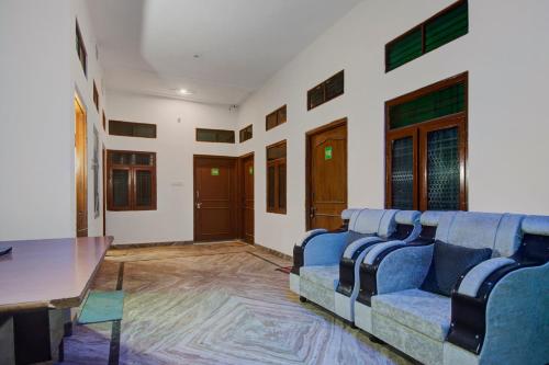 Χώρος καθιστικού στο Hotel O Vishal
