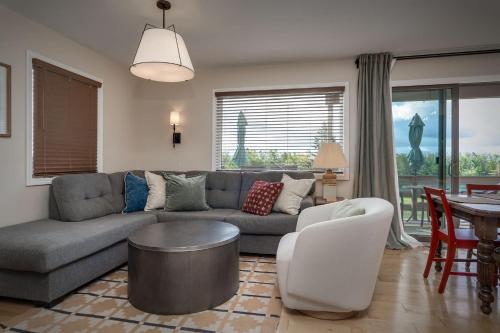 Ruang duduk di Cozy 4BR Condo - Pool Access Near Ski & Lake