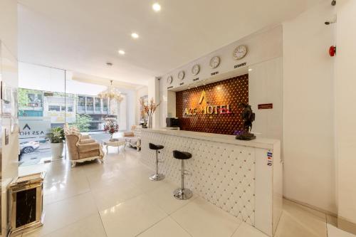 胡志明市A25 Hotel - 255 Lê Thánh Tôn的墙上挂有酒店标志的大堂