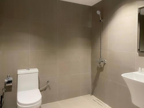 a bathroom with a shower with a toilet and a sink at شقق خاصة بالقرب من برج الفيصلية in Riyadh