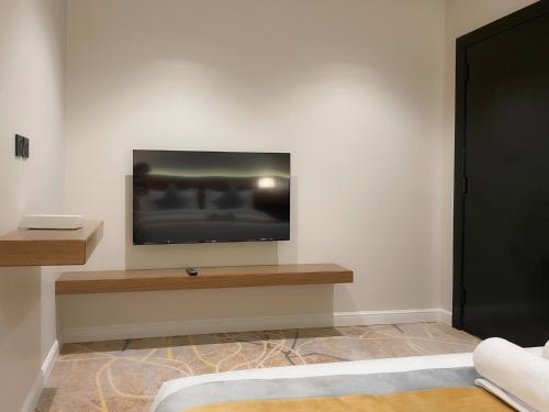 a living room with a television on a wall at شقق خاصة بالقرب من برج الفيصلية in Riyadh
