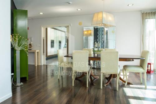 a dining room with a table and chairs at Aqua Villa by AcasaDasCasas in Ericeira