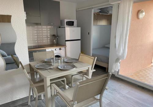 Appartement T2, terrasse, parking privé proche port et plages