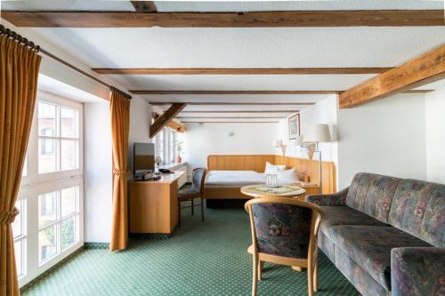 a living room with a couch and a bedroom at Hotel am Schloß in Schwerin