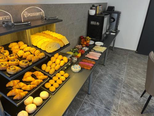 een vitrine met veel verschillende soorten voedsel bij Park Central Tapolca - Corner in Miskolctapolca