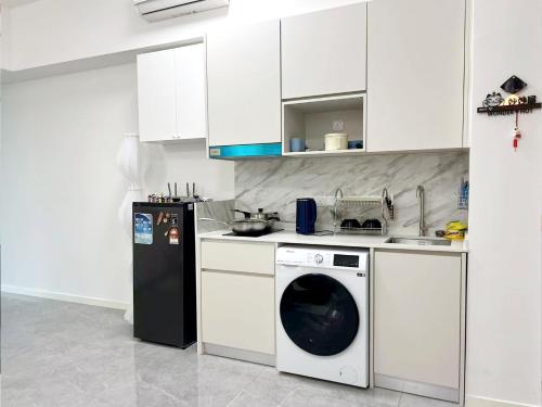 Η κουζίνα ή μικρή κουζίνα στο Bay Suites海景市中心 宽敞 悬空泳池 随订随住-1923