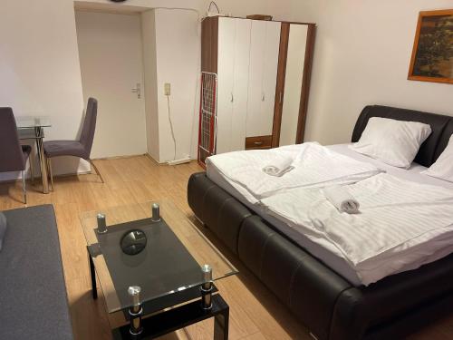 Three Apartments Sleeps Ten Fifteen Minutes From Center Via Enkplatz