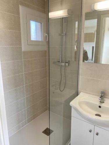 Appartement T2, terrasse, parking privé proche port et plages