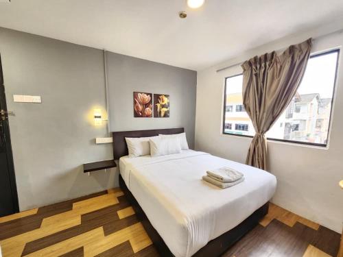 Una cama o camas en una habitación de The Ardens Hotel - Taman Johor Jaya, Johor Bahru