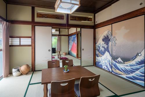a dining room with a table and chairs at 成田空港直通で97平米で13名宿泊駅徒歩11分の日本スタイル in Yachiyo