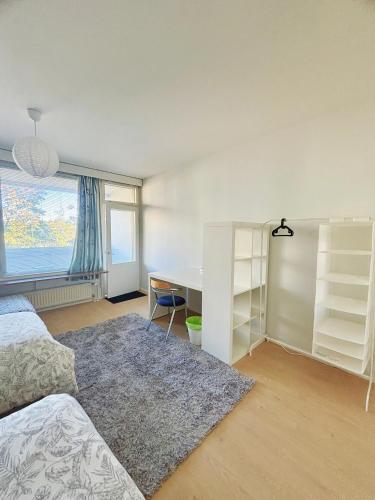 Katil atau katil-katil dalam bilik di Bright Cozy Private Rooms 3min to Metro