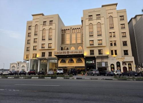 a row of buildings with cars parked in front of a street at فندق جولدن إيليت - Golden Elite Hotel in Al Khobar