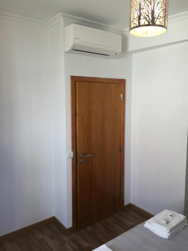 a room with a door and a wooden door at Casas do Terreiro in Seia