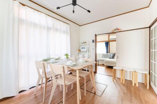 a dining room with a table and chairs at Kasai Hotel near Shinjuku, Akihabara, Asakusa TDR-Disney T-LAB 一棟まるまる葛西ホテル最大9名 in Tokyo