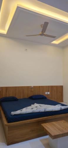 Una cama o camas en una habitación de Sagar Hotel