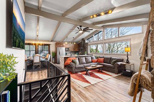 a living room with couches and a kitchen at Ober Lux Chalet in Gatlinburg