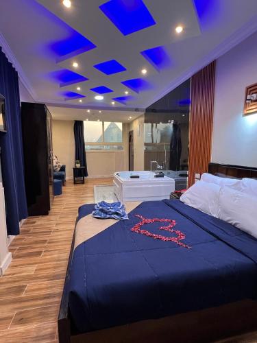 Una cama o camas en una habitación de Osman Guest House Pyramids