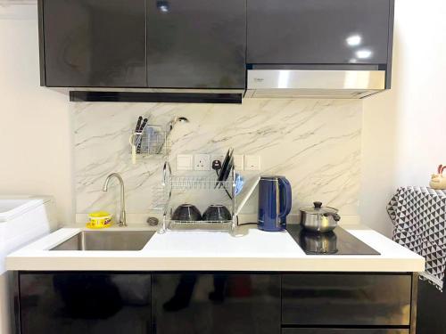 a kitchen with a sink and a counter at Bay Suites海景市中心 宽敞 悬空泳池 随订随住-19 in Kota Kinabalu