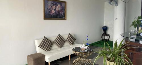un salon avec un canapé blanc et une table dans l'établissement Blue Ocean Resort, à Vung Tau