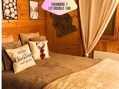 Postel nebo postele na pokoji v ubytování Chalet & jardin au coeur des montagnes alpines