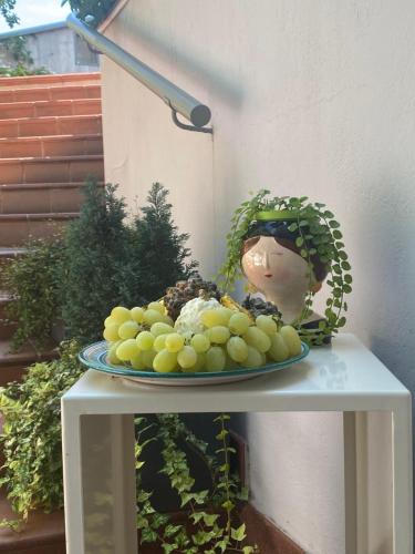 a plate of fruit sitting on top of a table at Halloggio98 in Rivalta