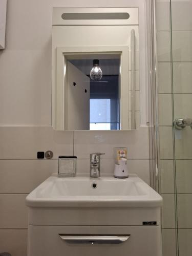 a bathroom with a white sink and a mirror at Urban-Chic-Zentral-Bahnhof-Altstadt-W2 in Wuppertal