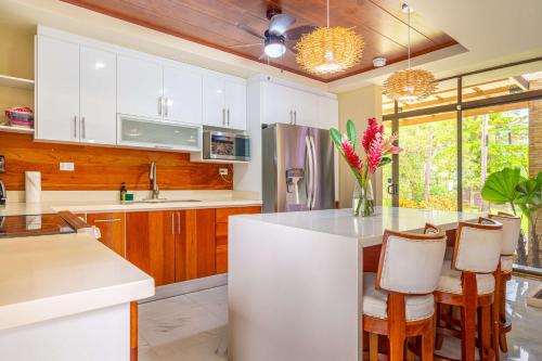 Una cocina o cocineta en Sleeps 8-beachfront-private Pool-wildlife-100mb