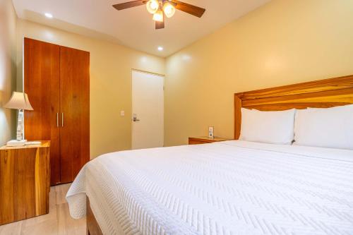 Una cama o camas en una habitación de Sleeps 8-beachfront-private Pool-wildlife-100mb