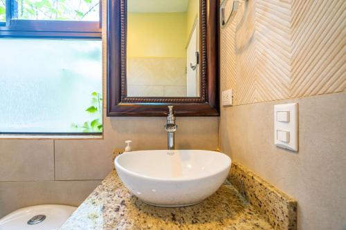 Un baño de Sleeps 8-beachfront-private Pool-wildlife-100mb
