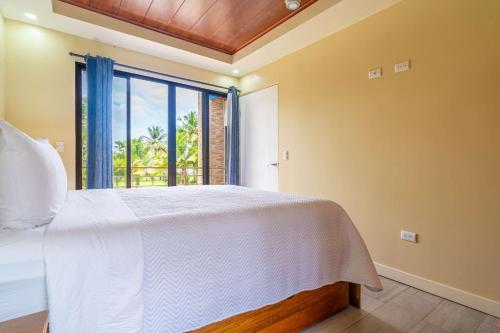 Una cama o camas en una habitación de Sleeps 8-beachfront-private Pool-wildlife-100mb