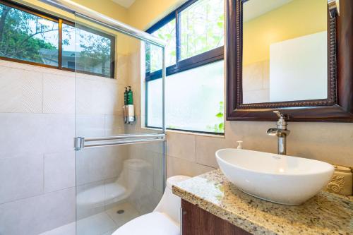 Un baño de Sleeps 8-beachfront-private Pool-wildlife-100mb