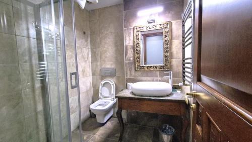Bilik mandi di antique turquoise
