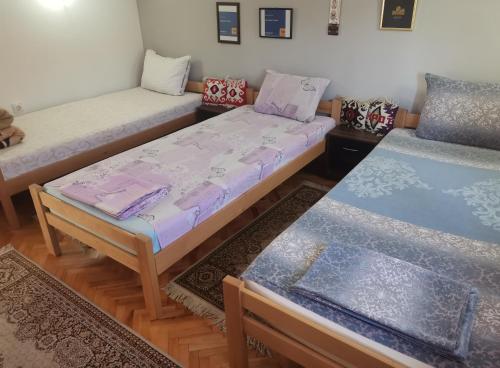 a room with two beds and a table at Apartman Kotin in Pirot