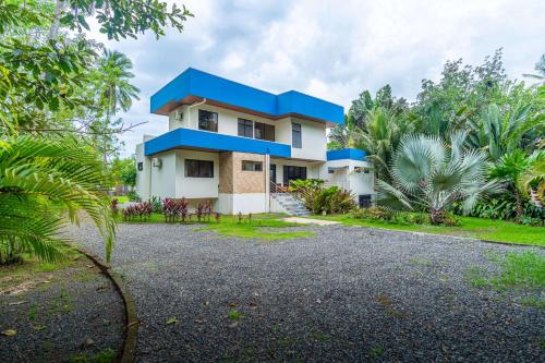 Un jardín fuera de Sleeps 8-beachfront-private Pool-wildlife-100mb